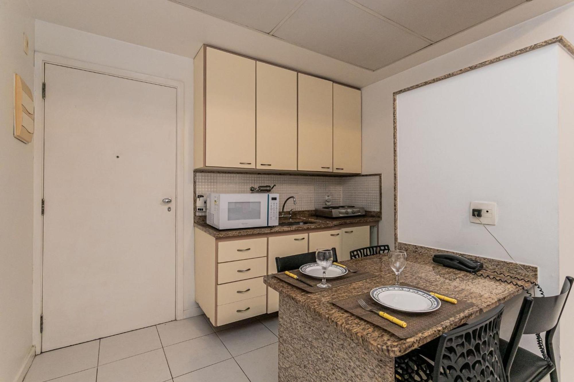 Apartemen Predio Com Servicos Ao Lado Da De Copacabana *