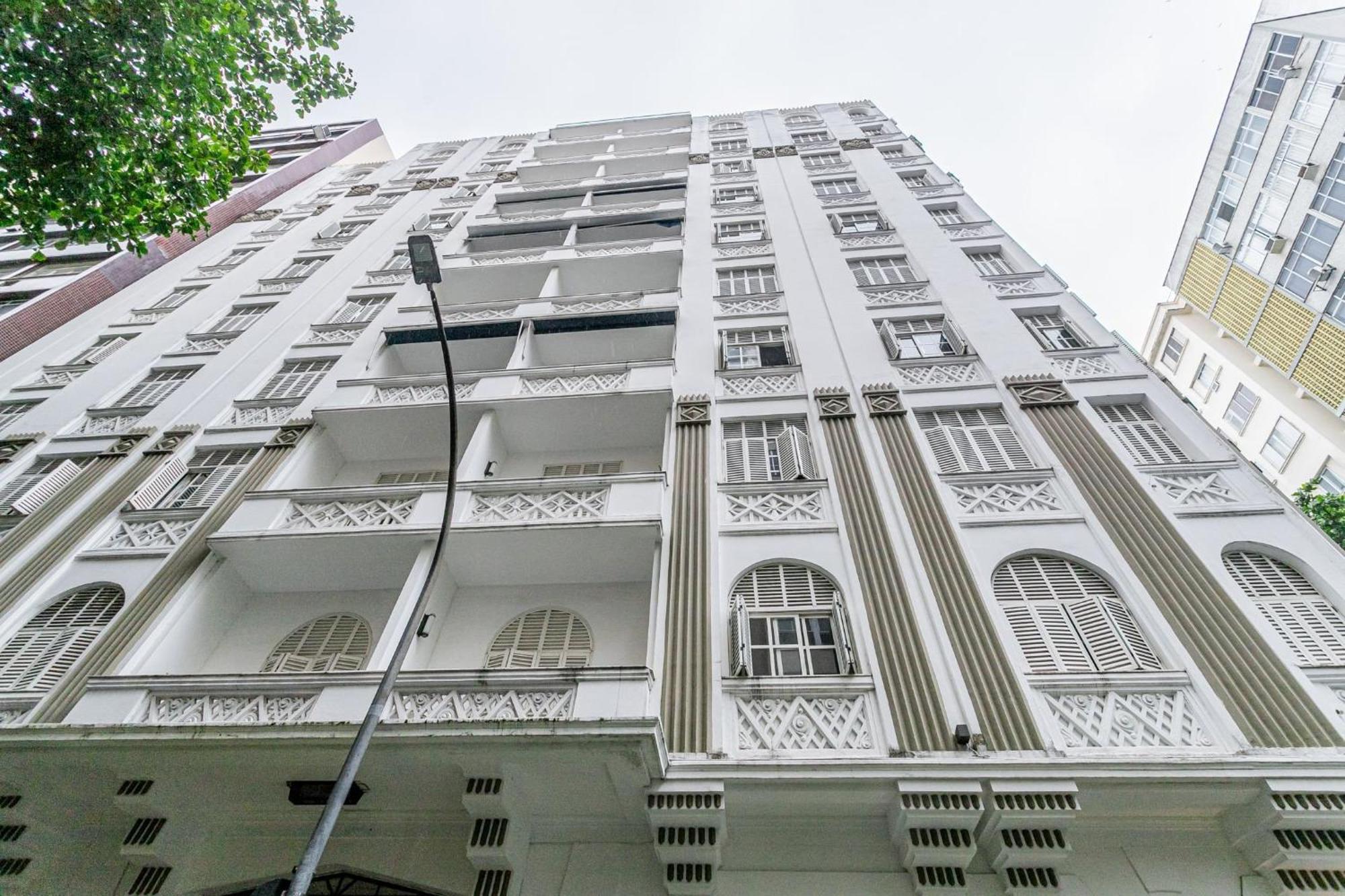Predio Com Servicos Ao Lado Da De Copacabana Apartemen